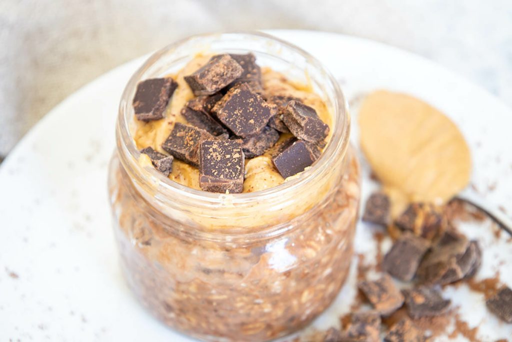 chocolate-peanut-butter-overnight-oats-close-up